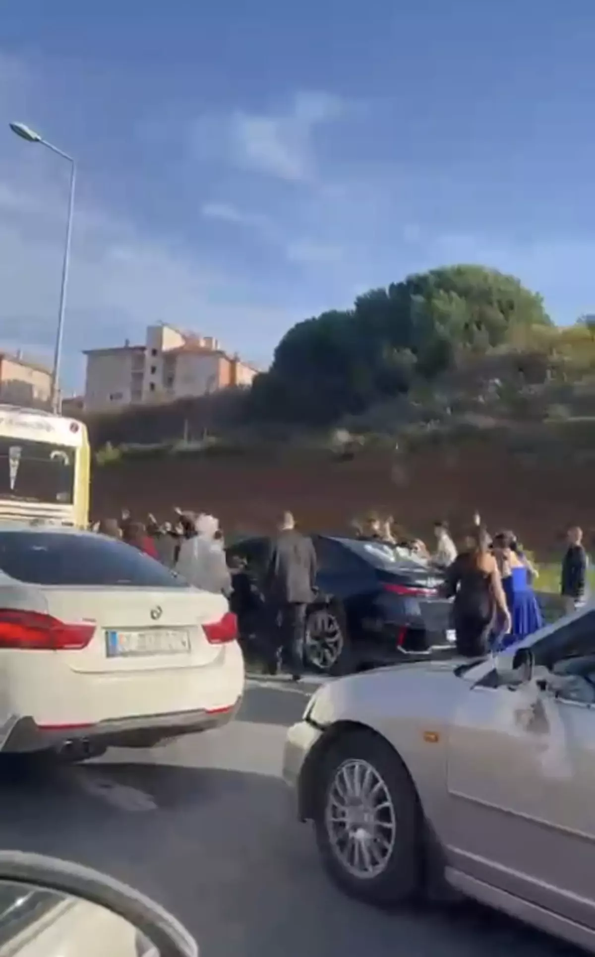 Düğün Konvoyu Otoyolu Kapattı, Horon Eğlencesi Trafiği Felç Etti