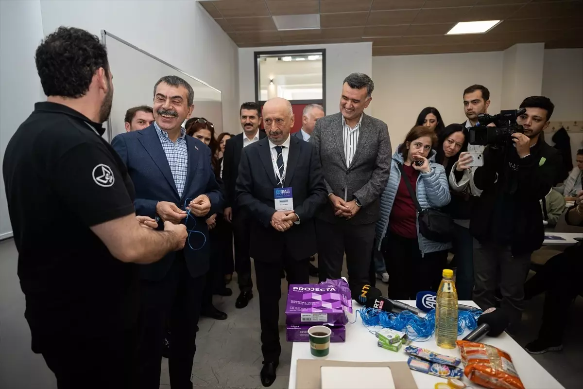 Milli Eğitim Bakanı Tekin, 11. Zeka ve Yetenek Kongresi'nde Atölyeleri Ziyaret Etti