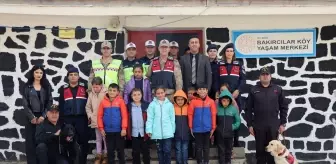Jandarma Ekipleri Öğrencilere Kışlık Kıyafet Yardımında Bulundu