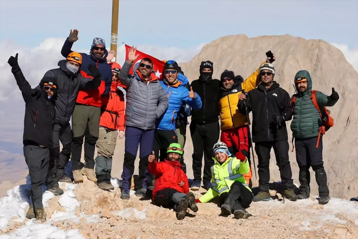 Niğde'de Dağcılar, Cumhuriyet'in 102. Yılı İçin Emler Zirvesi'ne Tırmandı