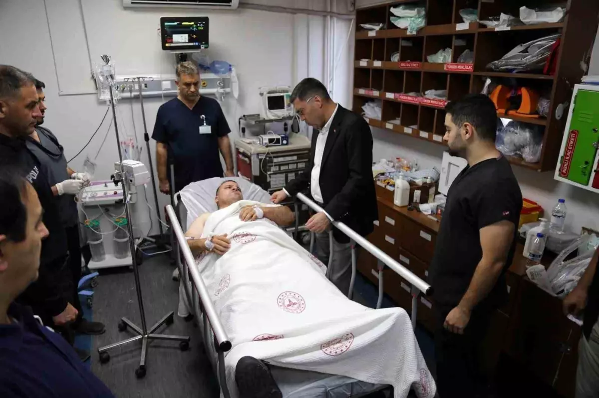 Şanlıurfa'da Nöbet Tutarken Bıçaklı Saldırı: Polis Memuru Yaralandı