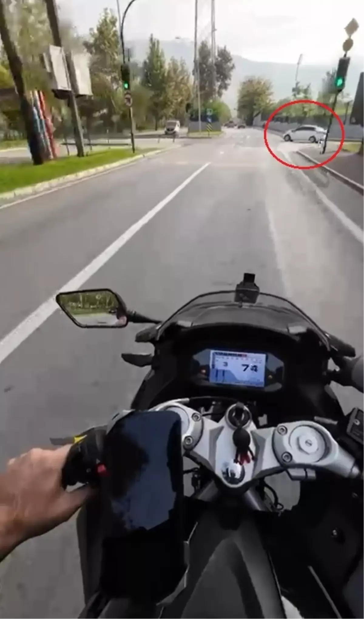 Bursa'da Motosiklet Sürücüsü, Kırmızı Işıkta Geçip Otomobilin Aynasını Kırdı