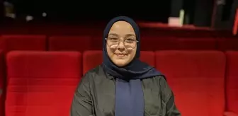 Şevval Çakar, 'Şev-Voll 1: İ.H.(a)L.e Bana Kaldı' Gösterisiyle Tiyatro Sahnesine İmza Attı