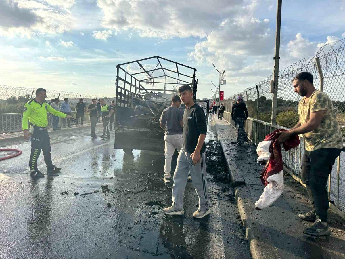 Şanlıurfa'da Alev Alan Kamyonette Sürücünün Zihni Hızlı Davrandı