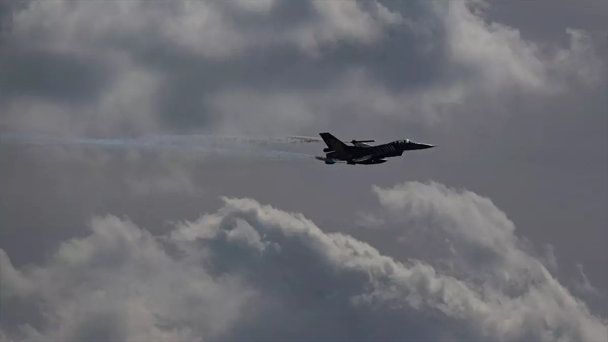 SOLOTÜRK Anıtkabir Semalarında Gösteri Uçuşu Yaptı