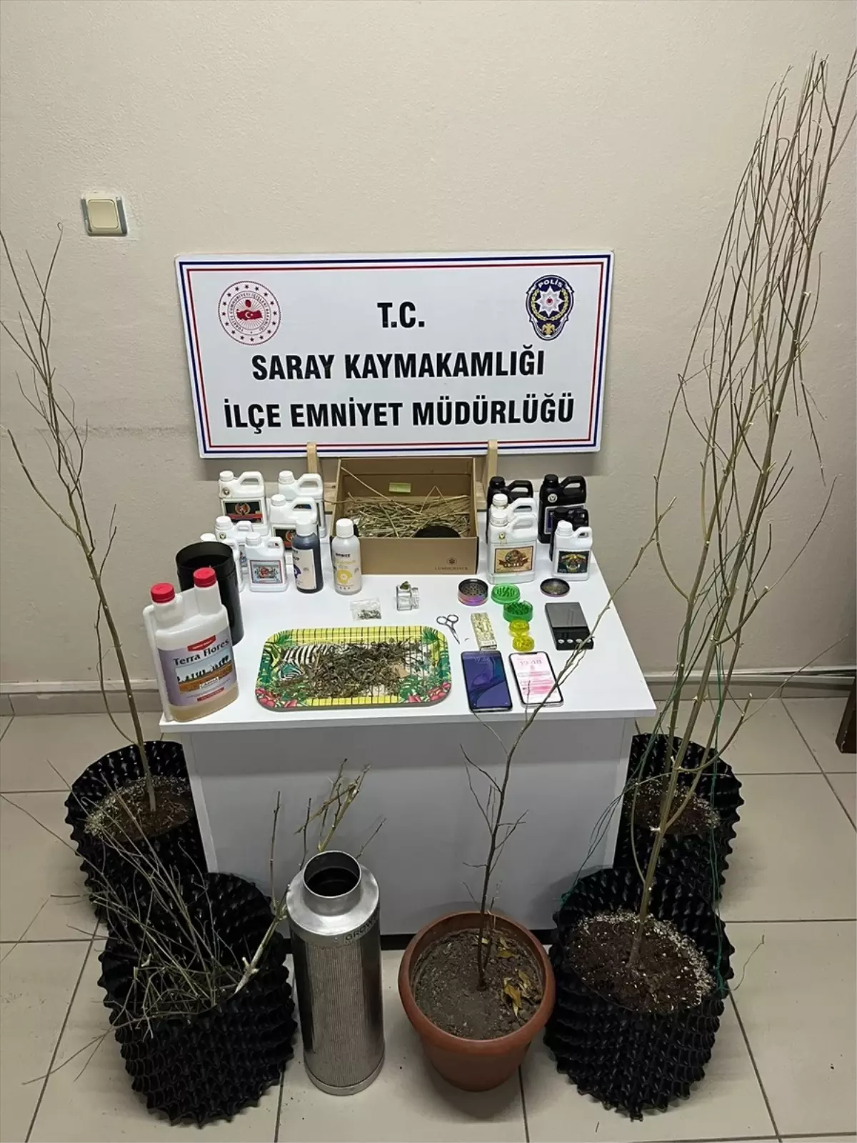 Saray'da Uyuşturucu Üretimi: 5 Şüpheli Yakalandı