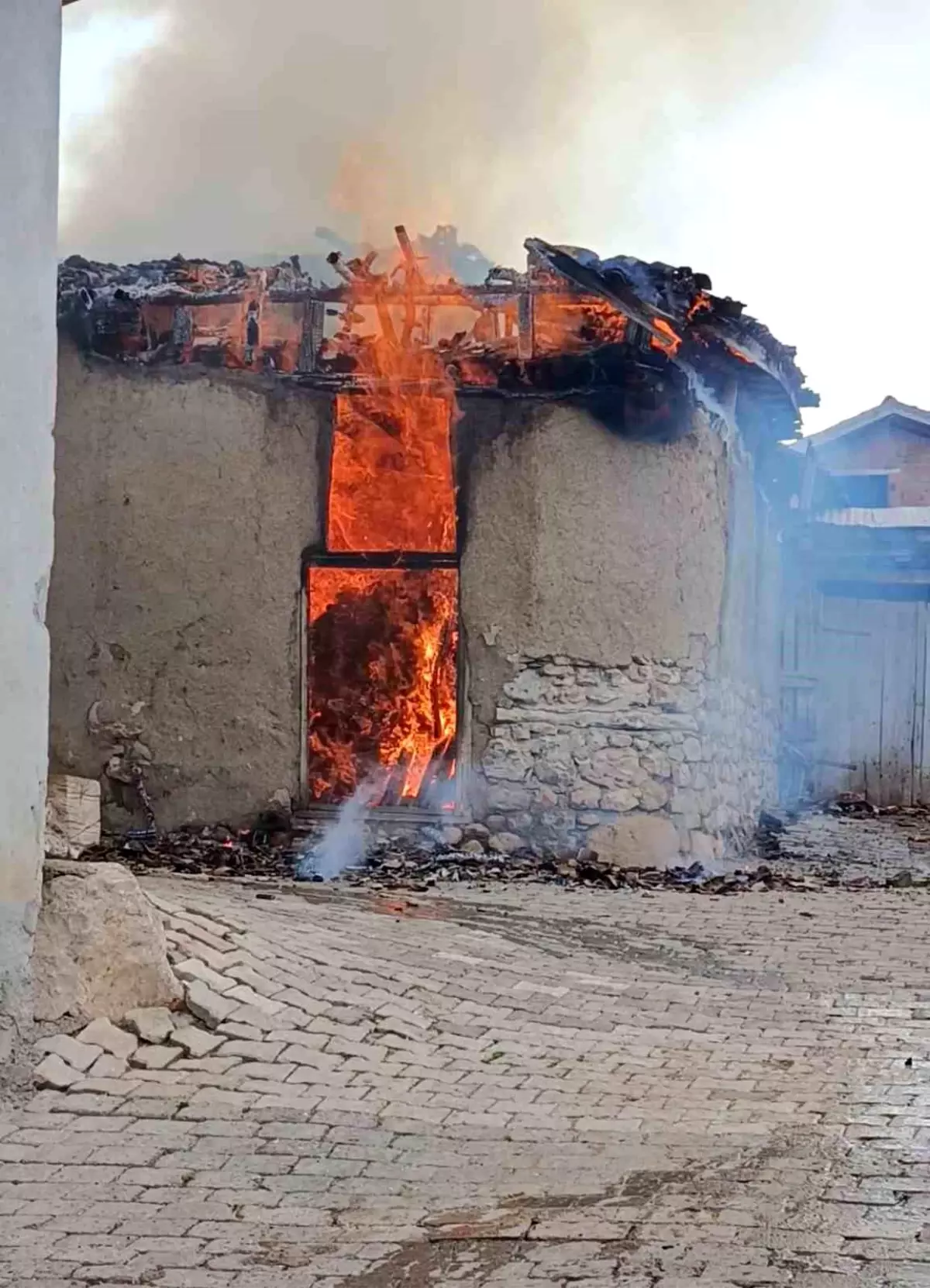 Tokat'ta Yangın: Bir Ev ve Samanlık Yok Oldu