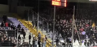3. Lig'de olay! Tribündeki koltukları kırıp sahaya ve rakip taraftara attılar