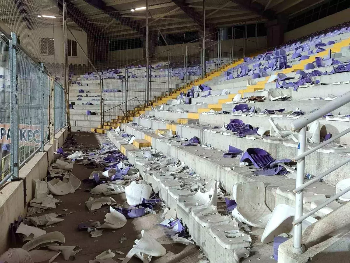 Afyonspor-Eskişehirspor Maçında İğrenç Olay: 2000 Koltuk Söküldü