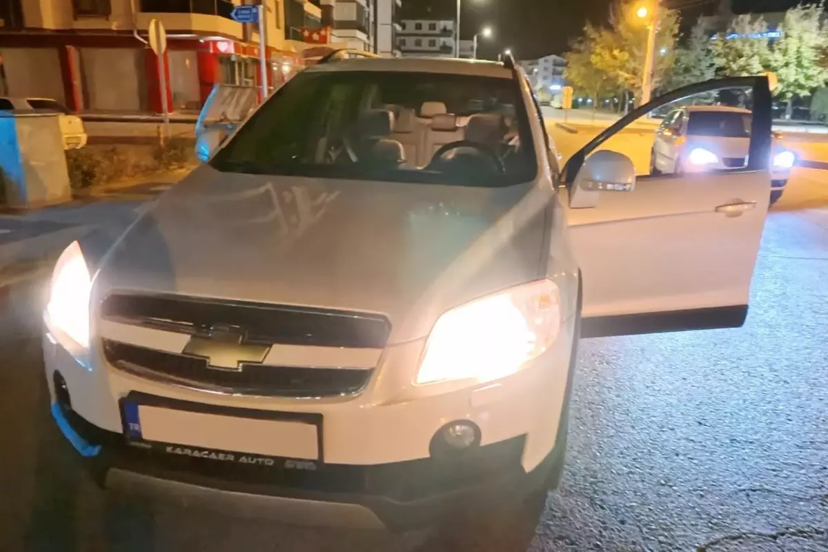 Kapısı açık aracın içine bakan hemen telefona sarıldı! Gerçek bambaşka çıktı