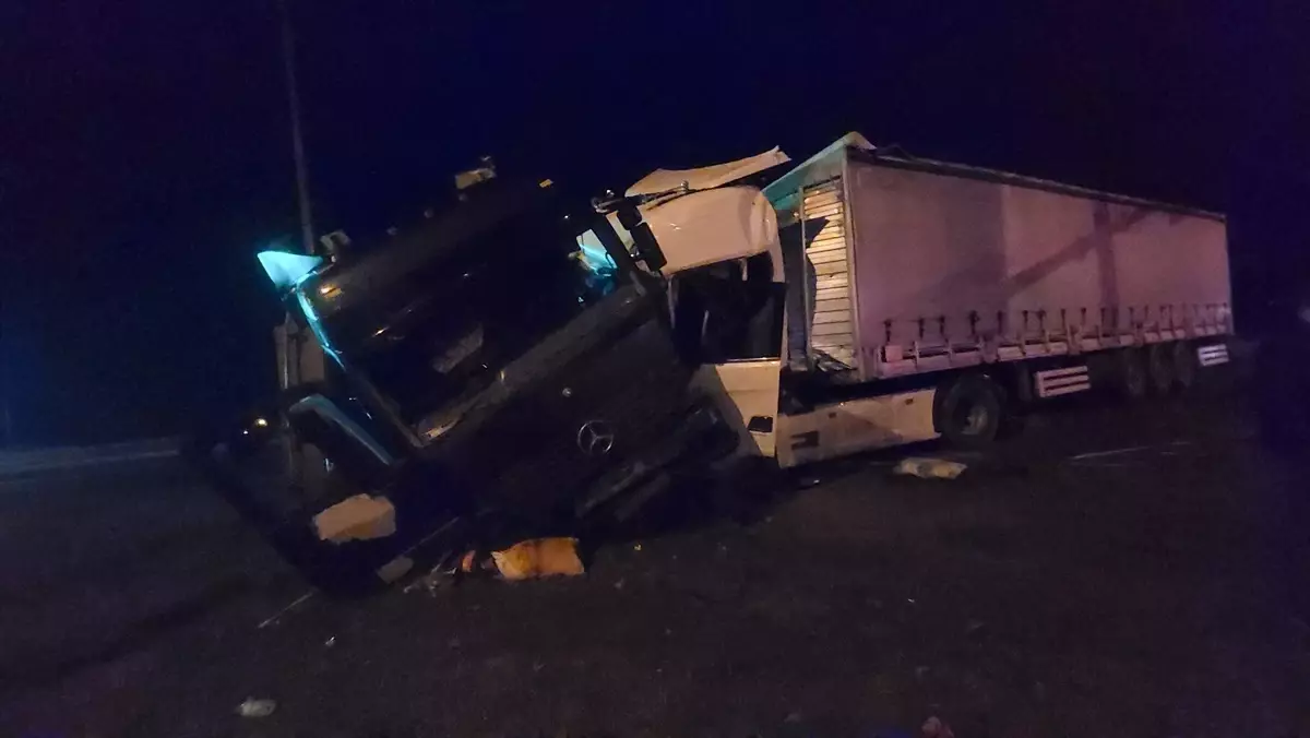 Amasya'da İki Tırın Çarpıştığı Kazada 3 Yaralı