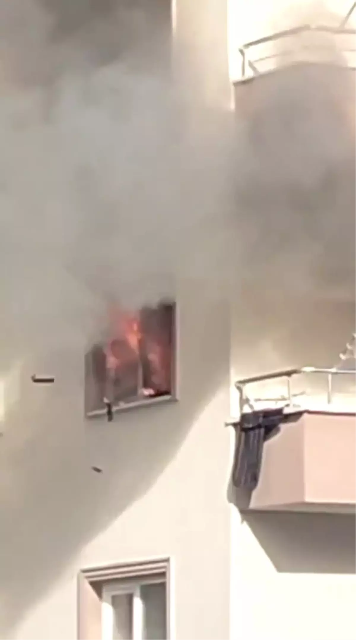 Bolu'da 5 Katlı Apartmanda Yangın: 2 Kişi Hastaneye Kaldırıldı