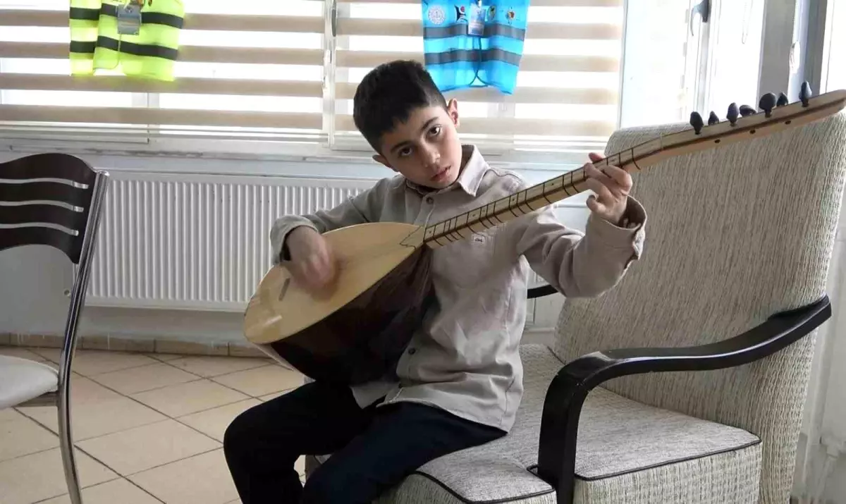 11 Yaşındaki Küçük Müzisyen Bağlamasıyla İlgiyi Üzerine Topluyor