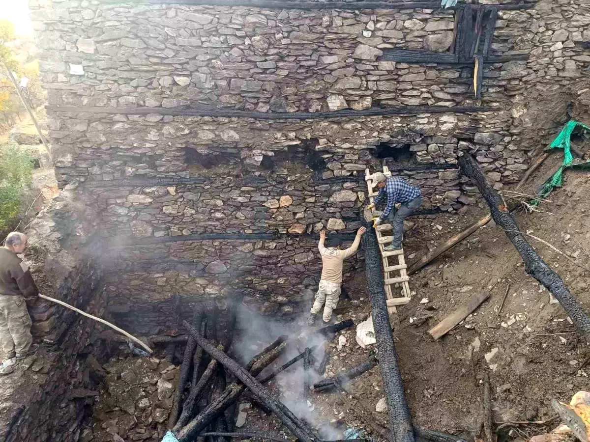 Van'da Odunluktaki Yangın Evlere Sıçramadan Söndürüldü