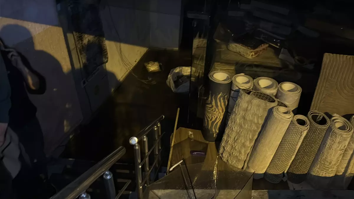 Beyoğlu'nda Sağanak Yağış Halı Dükkanını Su Bastı