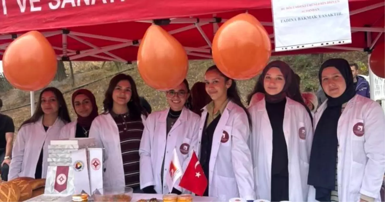 Bilecik Şeyh Edebali Üniversitesi Öğrencileri Kestane Kabağı Festivalinde Ürünlerini Sergiledi