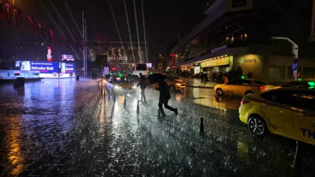 Bir anda bastırdı! Megakent yağışa teslim oldu, yollar göle döndü 6 bir anda bastirdi megakent yagisa teslim oldu 19192256 1877 m