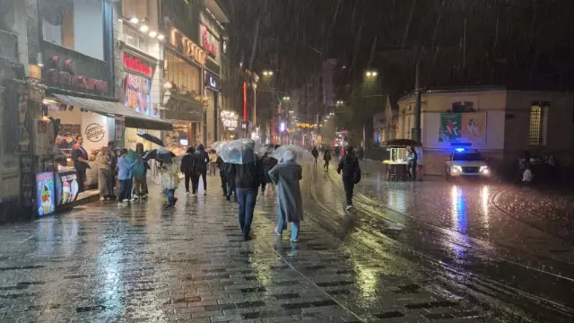 Bir anda bastırdı! Megakent yağışa teslim oldu, yollar göle döndü 7 bir anda bastirdi megakent yagisa teslim oldu 19192256 5746 m