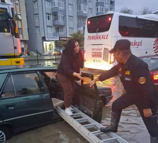 Bir anda bastırdı! Megakent yağışa teslim oldu, yollar göle döndü 8 bir anda bastirdi megakent yagisa teslim oldu 19192256 6412 m