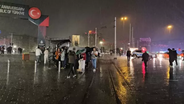 Bir anda bastırdı! Megakent yağışa teslim oldu, yollar göle döndü 4 bir anda bastirdi megakent yagisa teslim oldu 19192256 9939 m