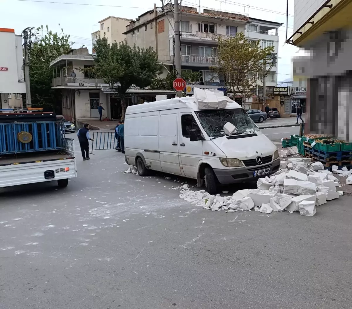 Bursa'da Şiddetli Lodos Hasara Yol Açtı
