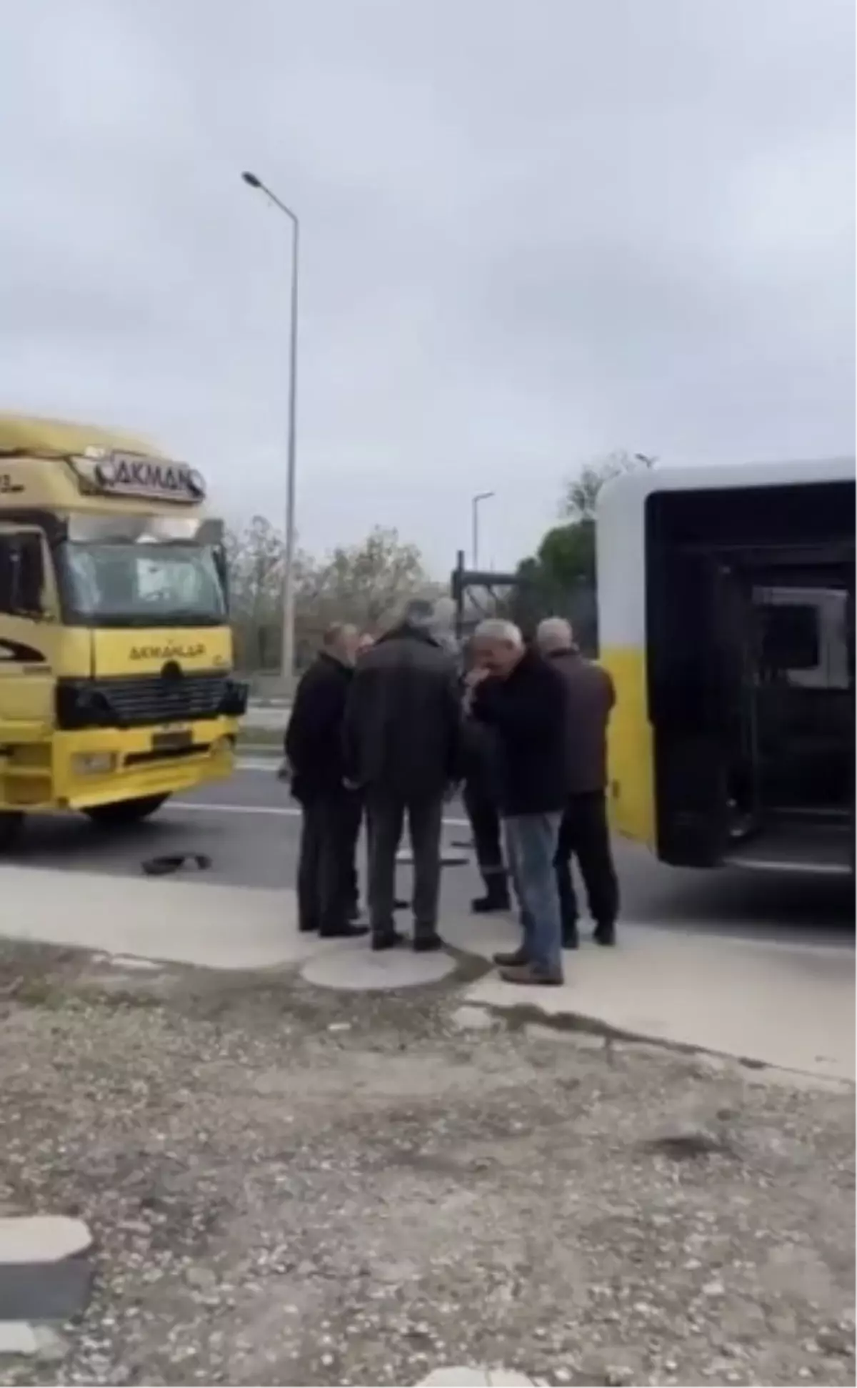 Büyükçekmece'de kamyon İETT otobüsüne çarptı; 9 yaralı -1