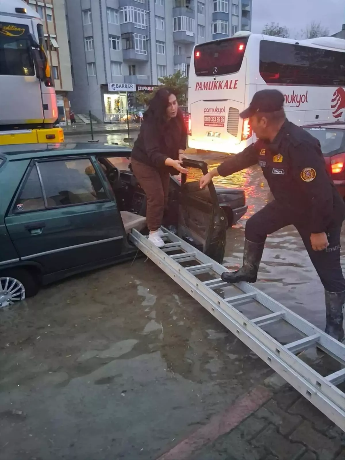 Çanakkale'de Gök Gürültülü Sağanak Hayatı Olumsuz Etkiledi