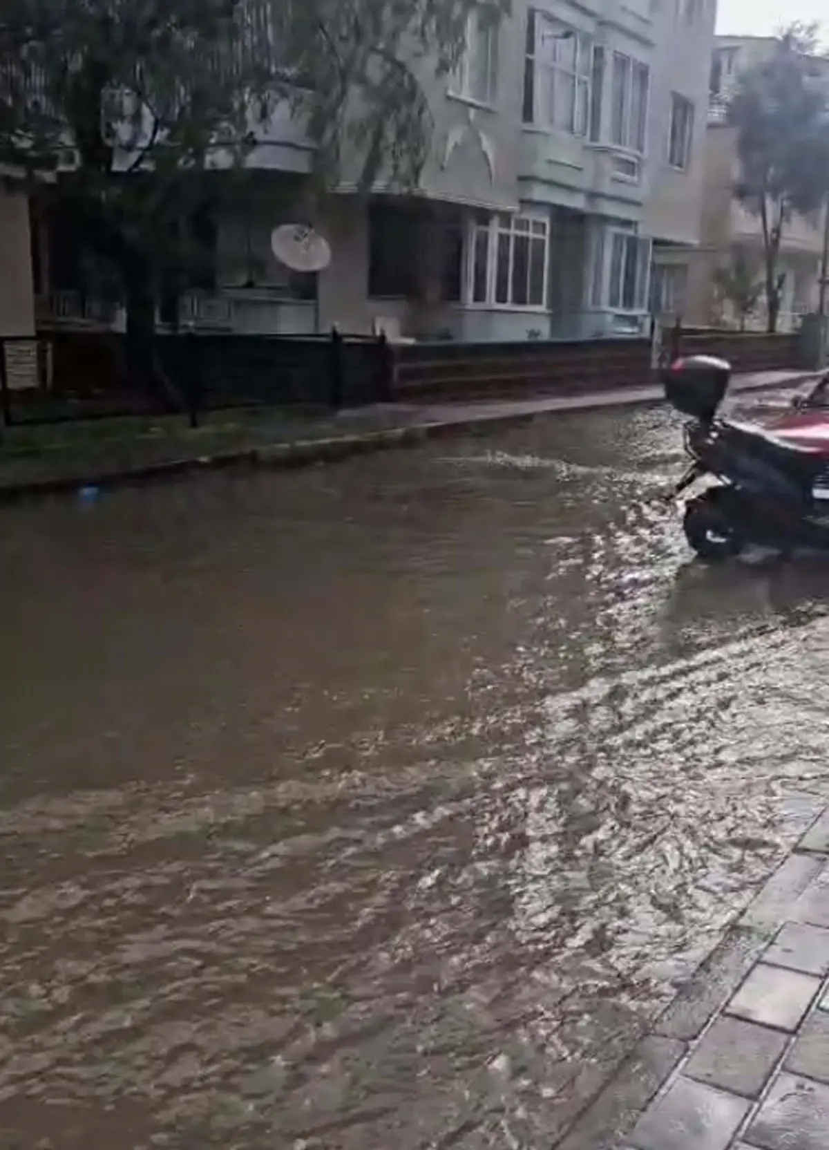 Çanakkale'de Sağanak Yağış Hayatı Olumsuz Etkiledi