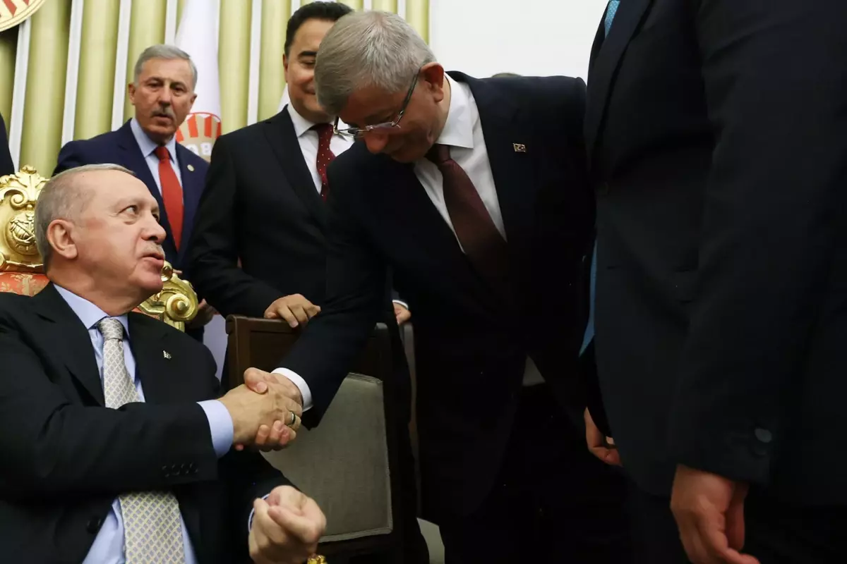 Davutoğlu'ndan AK Parti'ye dönüş sinyali: Bunu derlerse tereddüt etmem, giderim