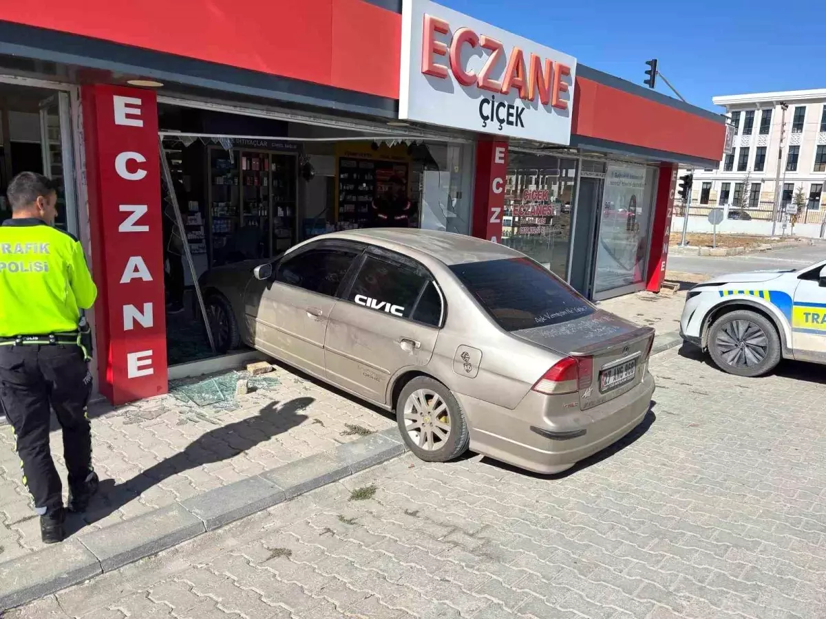 Doğanşehir'de Park Halindeki Araç Eczaneye Girdi