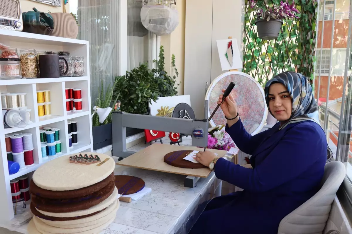 Filografi Sanatıyla Ailesinin Geçimini Sağlıyor