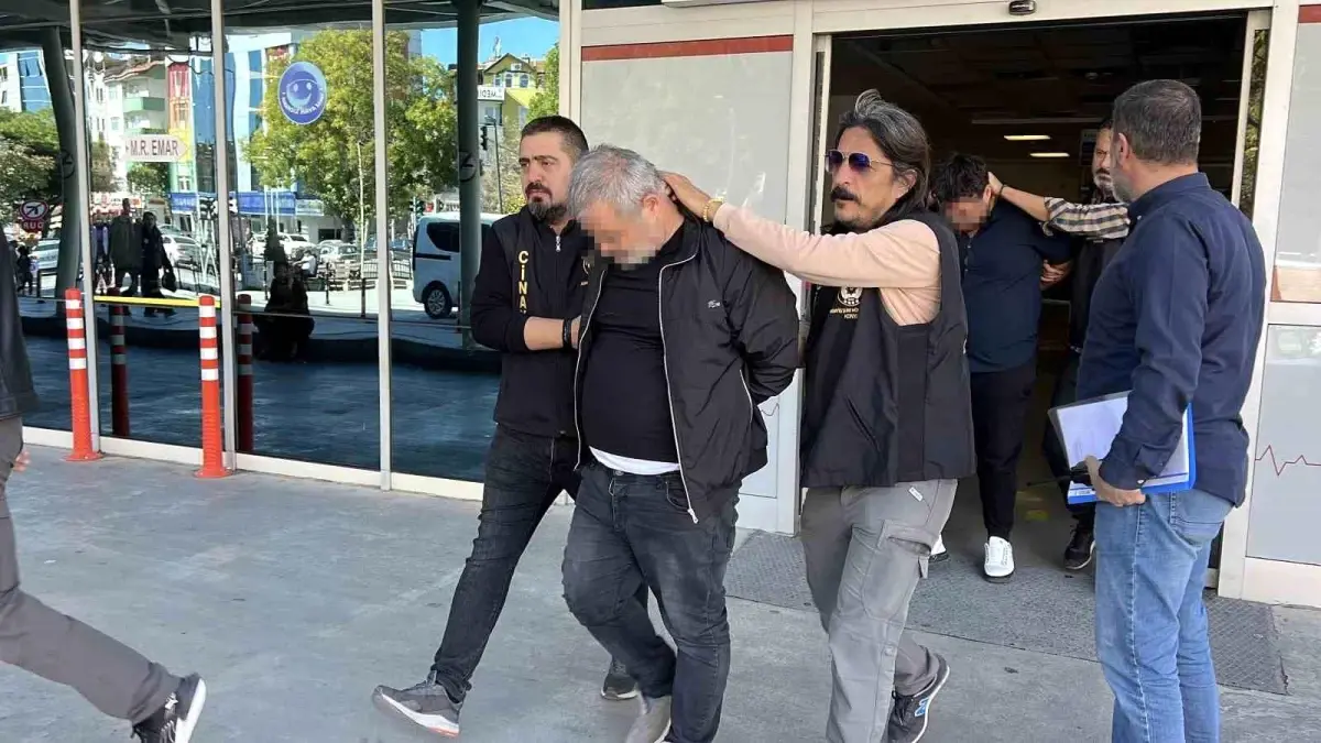 Konya'da Galericide Kavga: Bir Kişi Öldürüldü, Baba ve Oğlu Gözaltına Alındı
