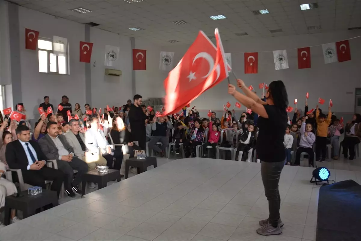 Gülnar'da Cumhuriyet Bayramı Şenliği Çocukları Büyüledi