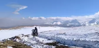 Yüksekova'da Karla Mücadele: Varkavik Tepe Üs Bölgesi'nin Yolu Açıldı