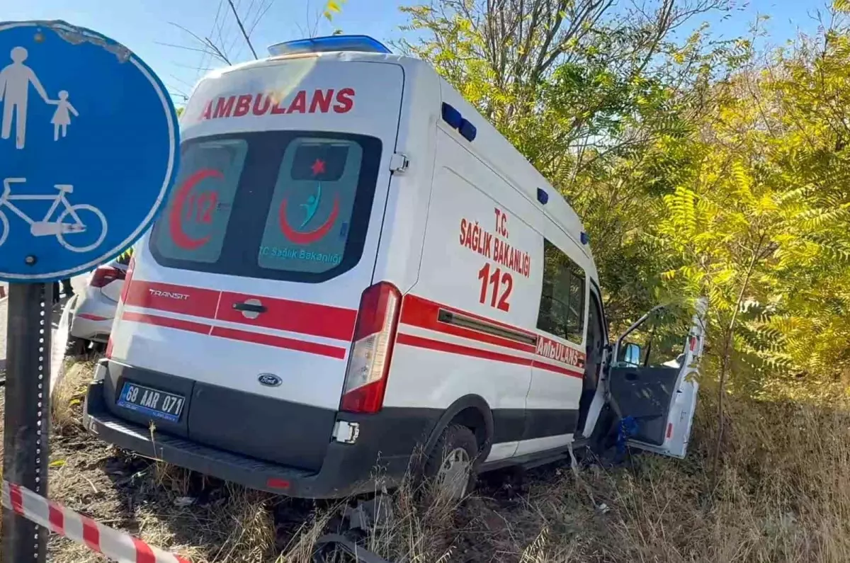 Aksaray'da Ambulans ile Doktorun Aracının Çarpışması: 7 Yaralı