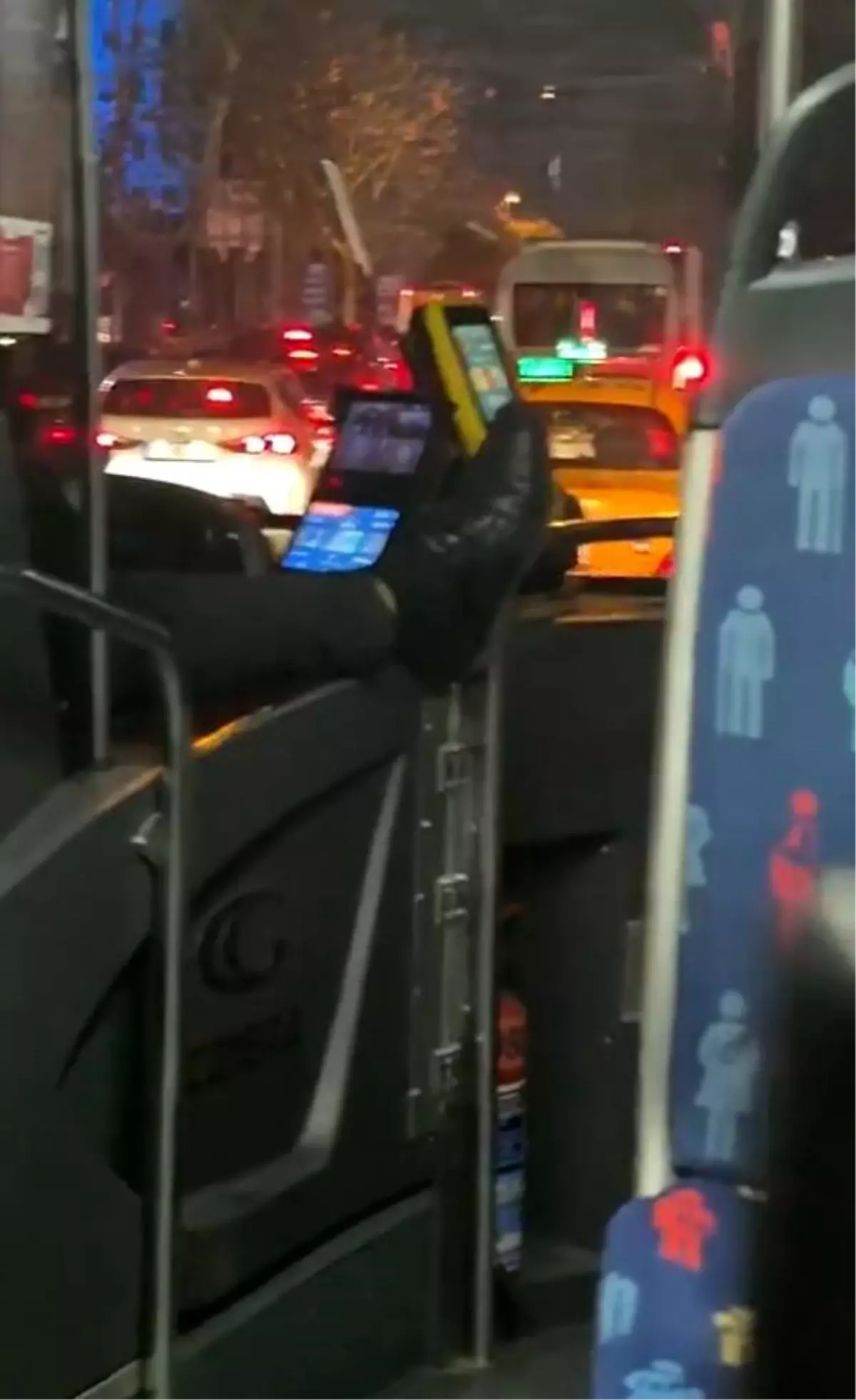 İETT Şoförü, Akbil Basma Alanında Araç Kullanırken Yakalandı