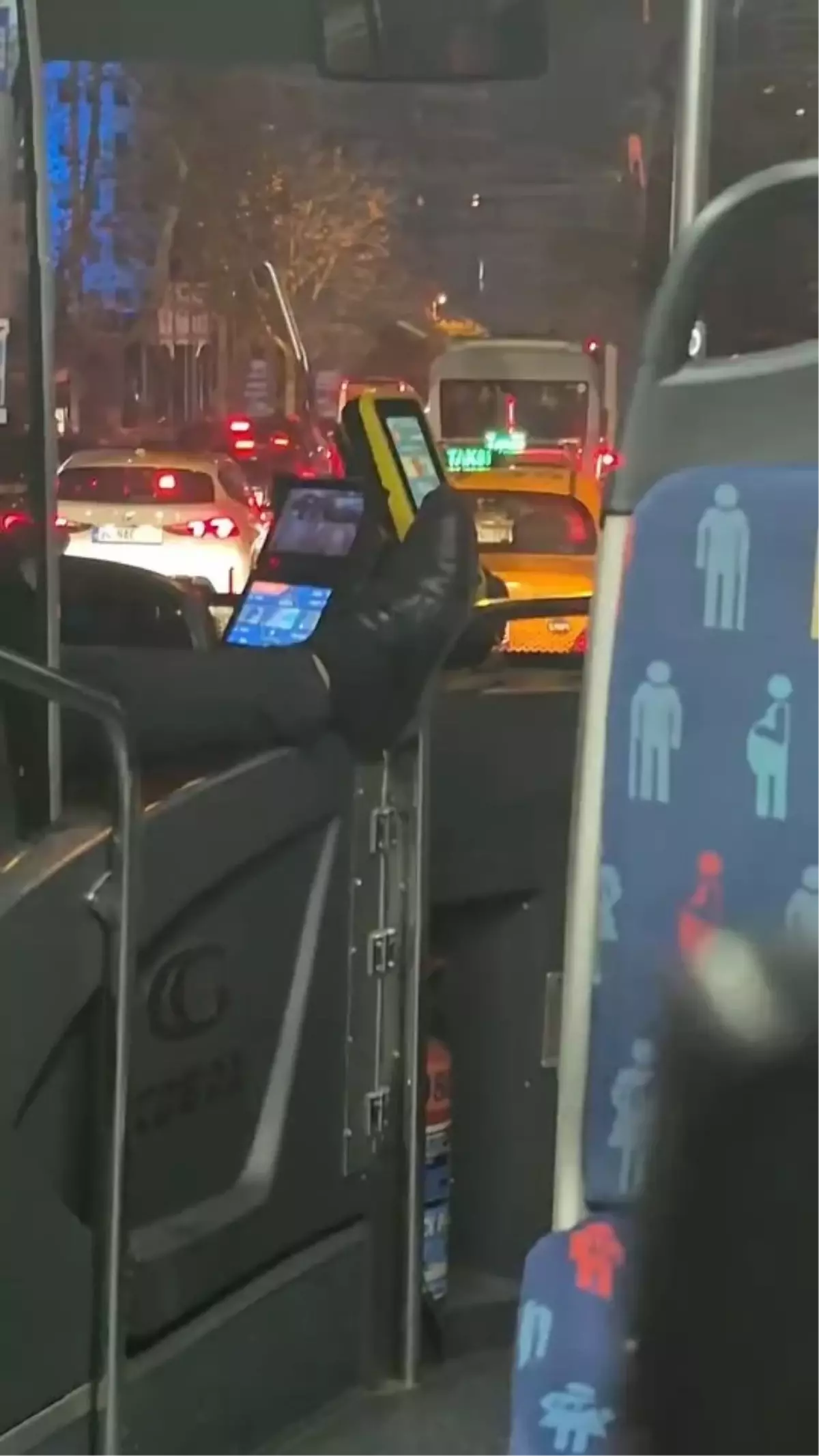 İETT Şoförünün Dikkatsiz Davranışı Yolcu Tarafından Kaydedildi