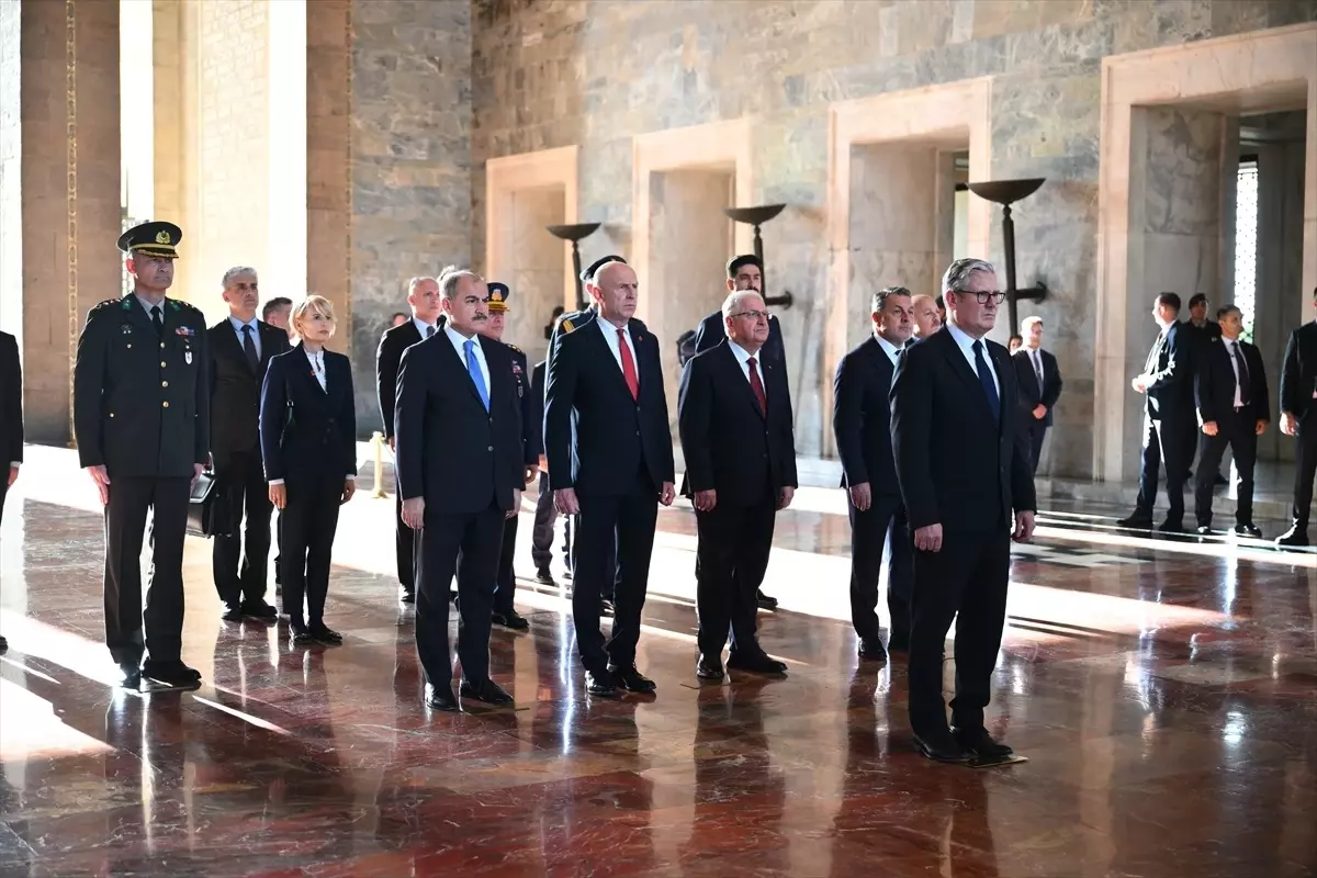 İngiltere Başbakanı Keir Starmer Anıtkabir'i Ziyaret Etti