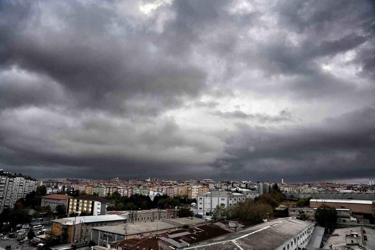 İstanbul'u Kara Bulutlar Kapladı