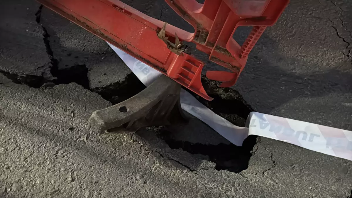 Kağıthane'de Ana Cadde Üzerinde Yol Çöktü