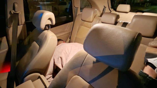 The person who looked inside the open-door vehicle immediately grabbed the phone! The reality turned out to be completely different