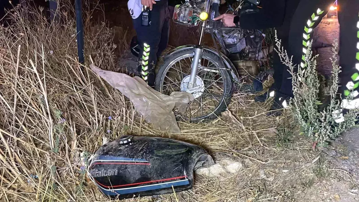 Karaman'da motosiklet şarampole devrildi: 2 yaralı