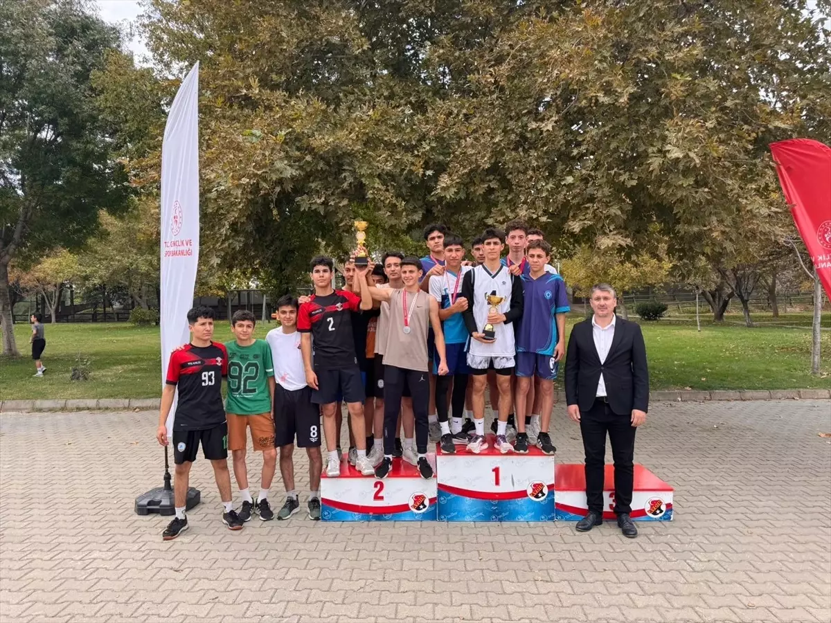 Kuyucak'ta Cumhuriyet Kupası Kros Müsabakaları Yapıldı