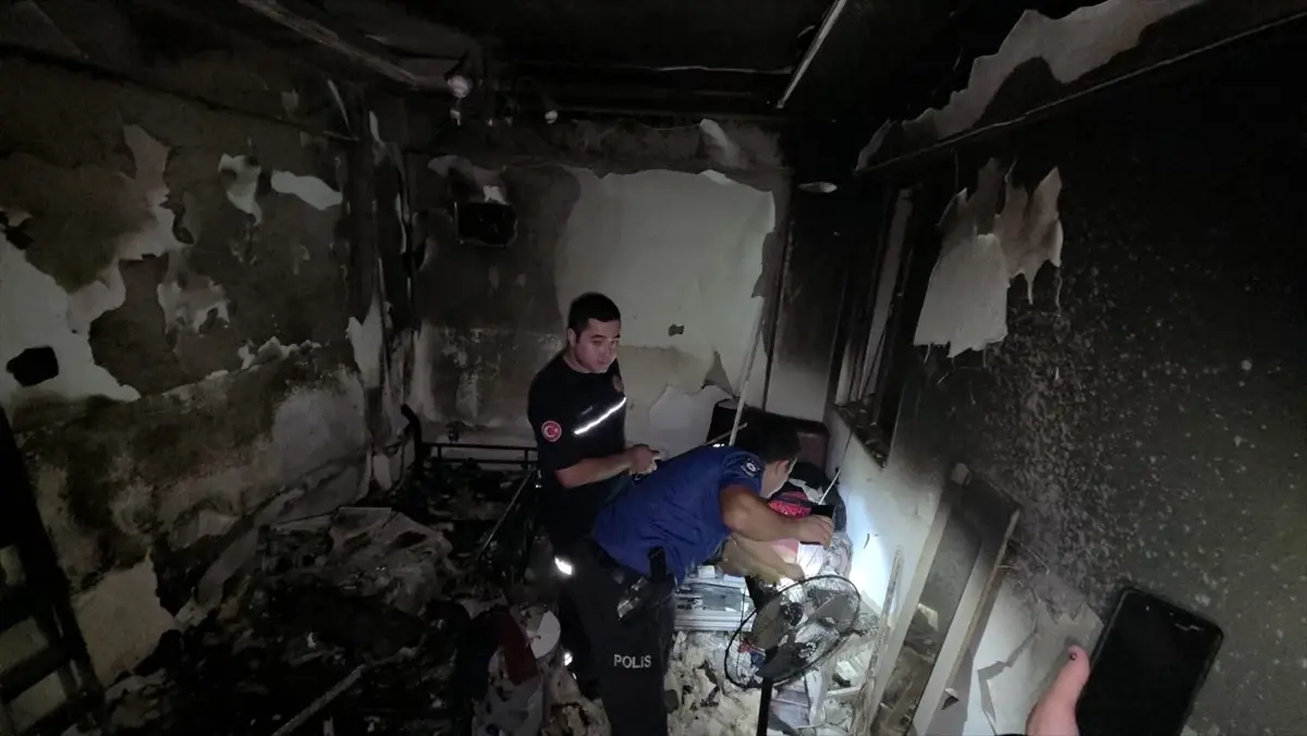 Antalya'da Apartman Yangını: Bir Kişi Hastaneye Kaldırıldı