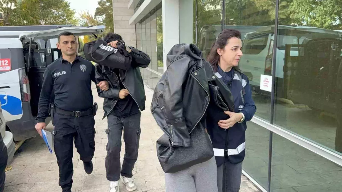 Samsun'da Metro Market'ten Yiyecek Çalan İki Kişi Yakalandı