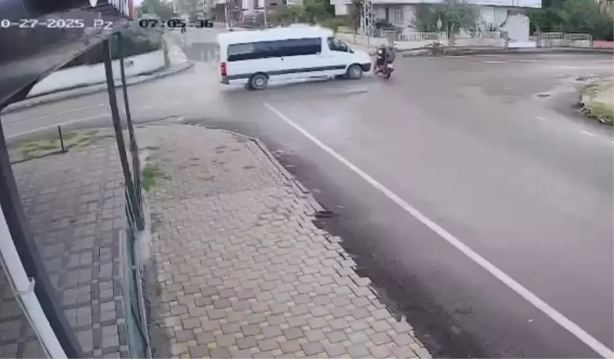Hatay'da Motosiklet ile Servis Minibüsü Çarpıştı: 1 Ölü, 1 Yaralı