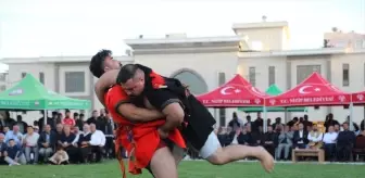 Nizip'te Cumhuriyet Bayramı Coşkusuyla Aşırtmalı Aba Güreşleri Yapıldı