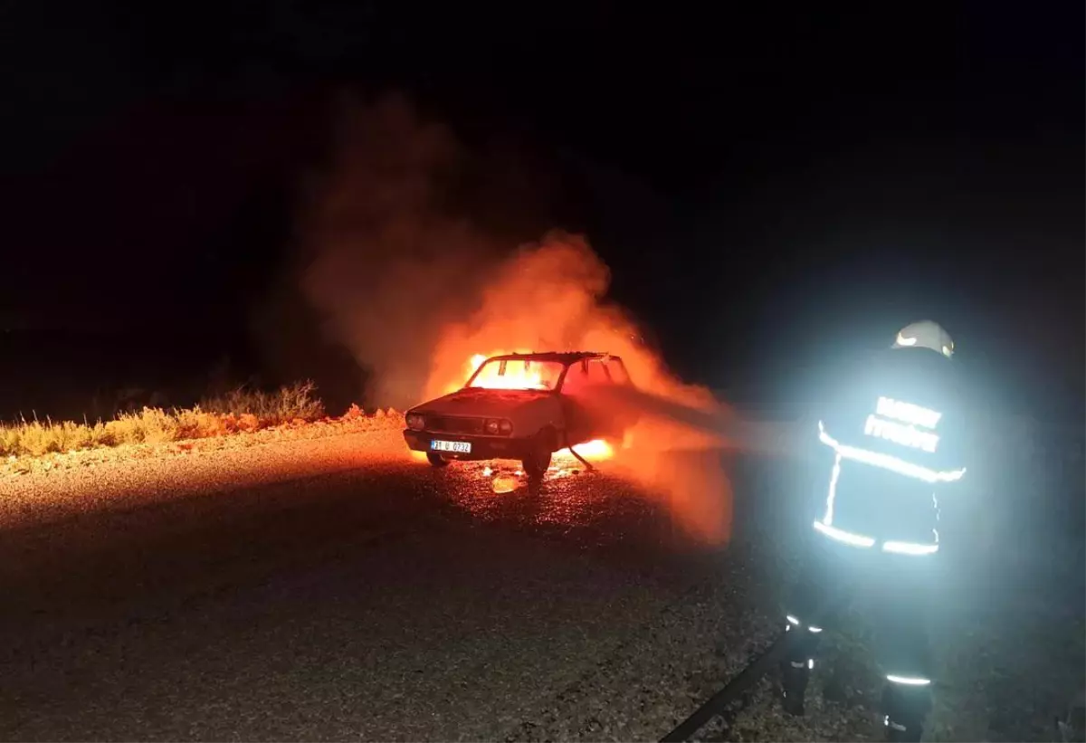 Hatay'da Seyir Halindeki Otomobil Alev Alev Yandı