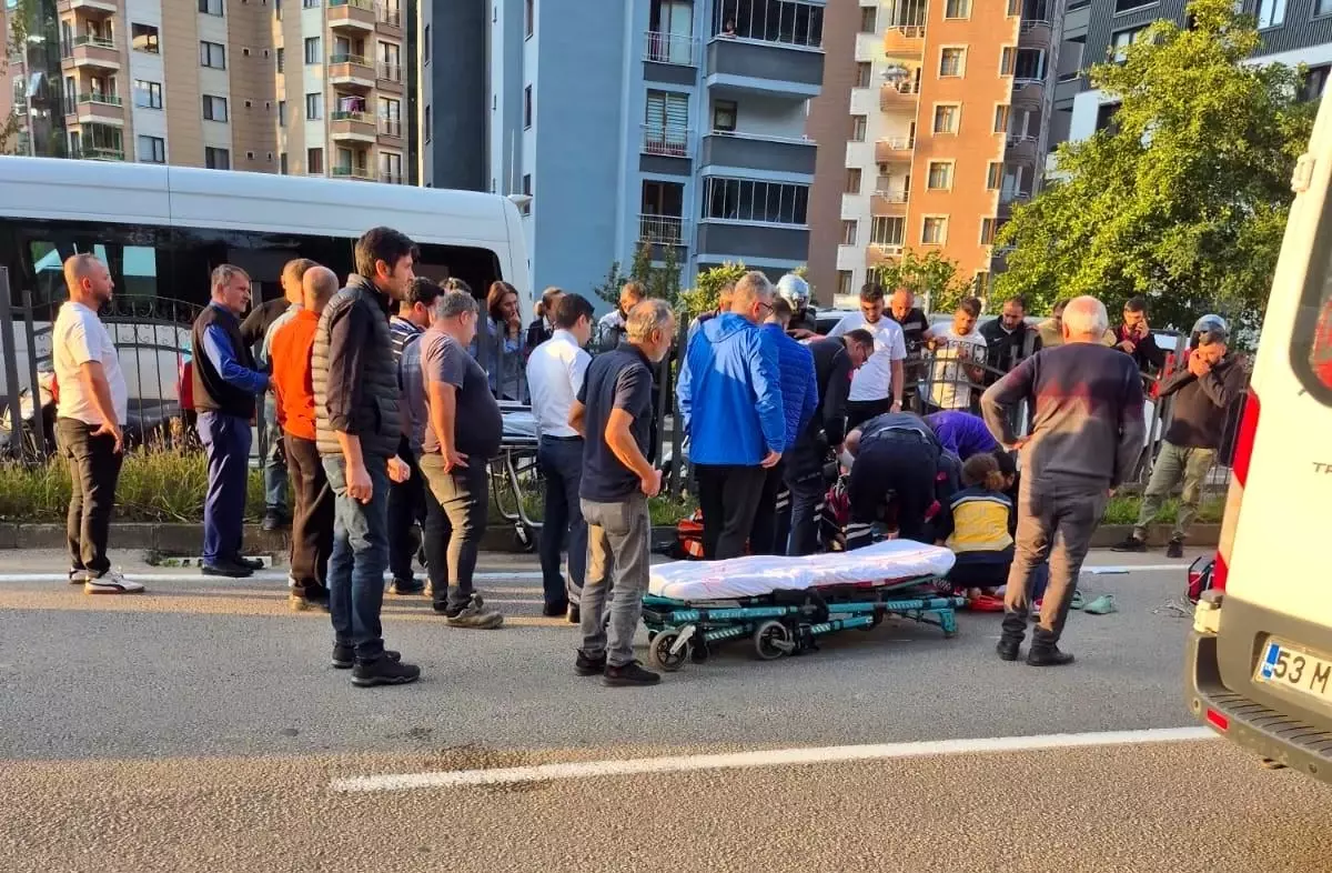 Rize'de Paramedik Kamyonetle Çarpıştı