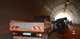 Samsun'da Tünel İçinde Kamyonet ve Traktör Çarpıştı: 2 Yaralı